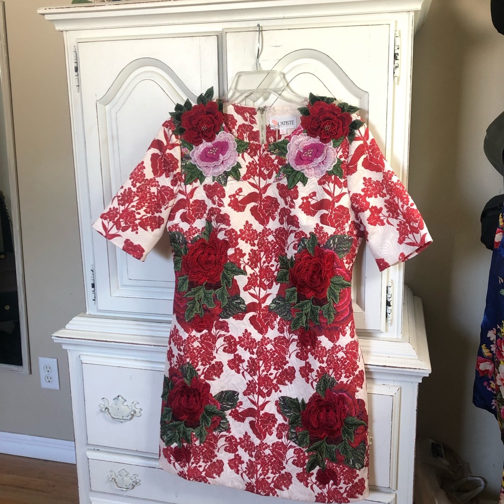 Stunning red vintage dress w/embroidered appliqué at top, sides, and bottom. 🌹